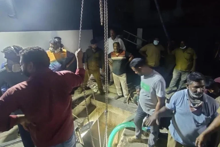 கழிவு நீர்த் தொட்டியில் விழுந்த ஊழியர்கள் 8 மணிநேரம் கழித்து மீட்பு
