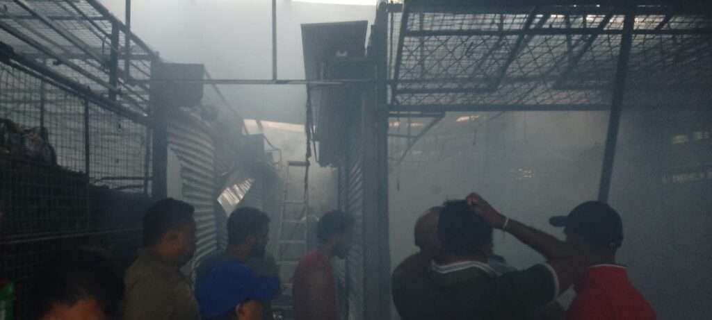 இரத்தினபுரி புளுங்குப்பிட்டி பொதுச் சந்தையில் தீவிபத்து