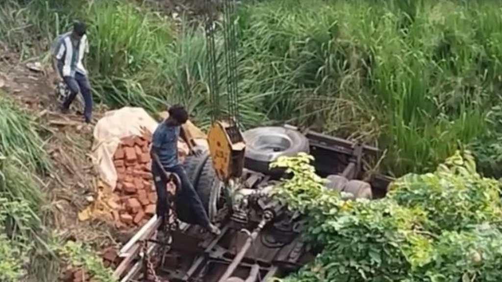 பாலத்திலிருந்து லொறி கவிழ்ந்ததில் இருவர் உயிரிழப்பு