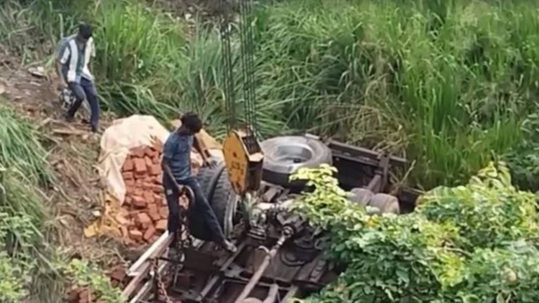 பாலத்திலிருந்து லொறி கவிழ்ந்ததில் இருவர் உயிரிழப்பு