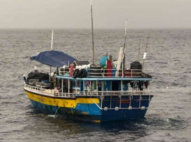 கடற்படையினர் சுற்றிவளைத்த படகில் 400 கோடி ரூபாய் ஹெரோயின்