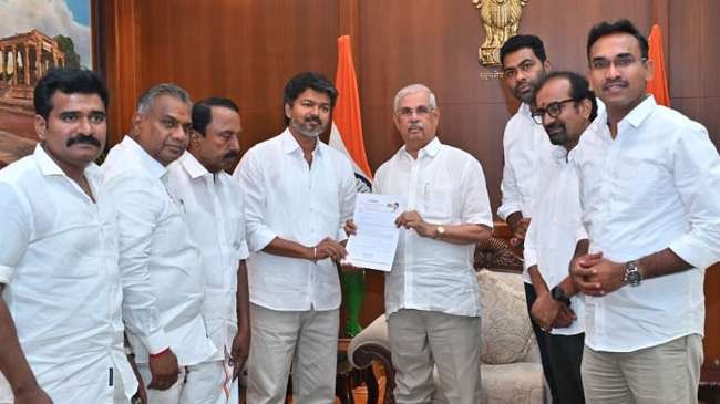 ஆளுநரைச் சந்தித்து ஆட்சியமைக்க உரிமை கோரினார் விஜய்