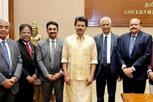 பட்டு வேட்டி, சட்டையுடன் தலைமைச் செயலகம் வந்த முதல்வர் விஜய்!