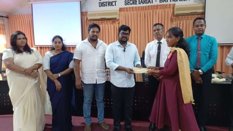 மட்டக்களப்பு மாவட்டத்தில் வீட்டு திட்ட காசோலைகள் வழங்கல்