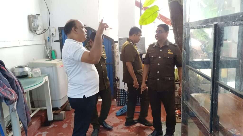 மட்டக்களப்பு வர்த்தக நிலையங்களில் டெங்கு சோதனை முன்னெடுப்பு