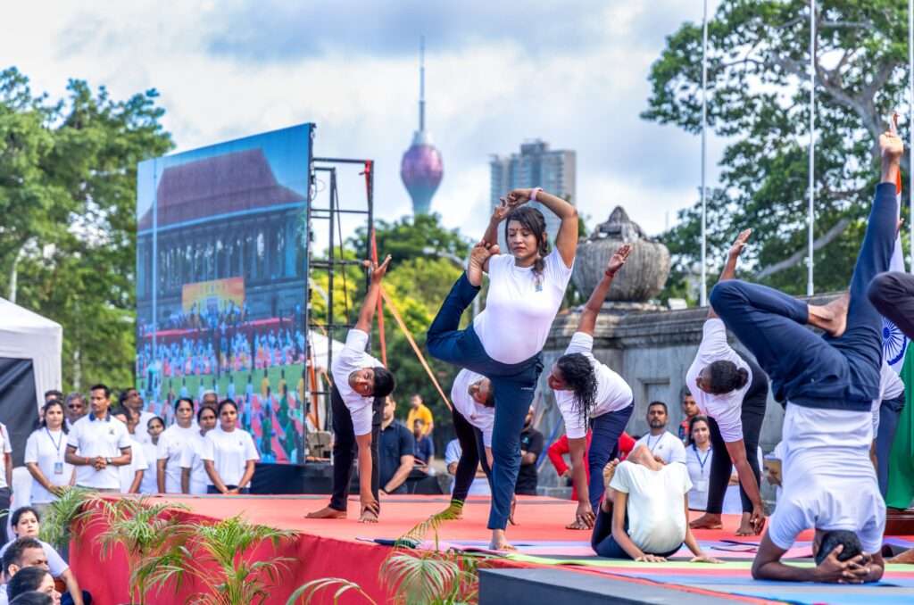 கொழும்பில் பிரமாண்டமாக நடந்த சர்வதேச யோகா தின நிகழ்ச்சி