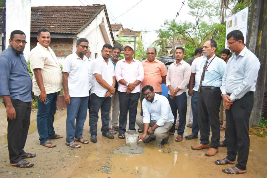 ஏறாவூர் மக்காமடி வட்டார வீதி சீரமைப்புப் பணிகள் ஆரம்பம்