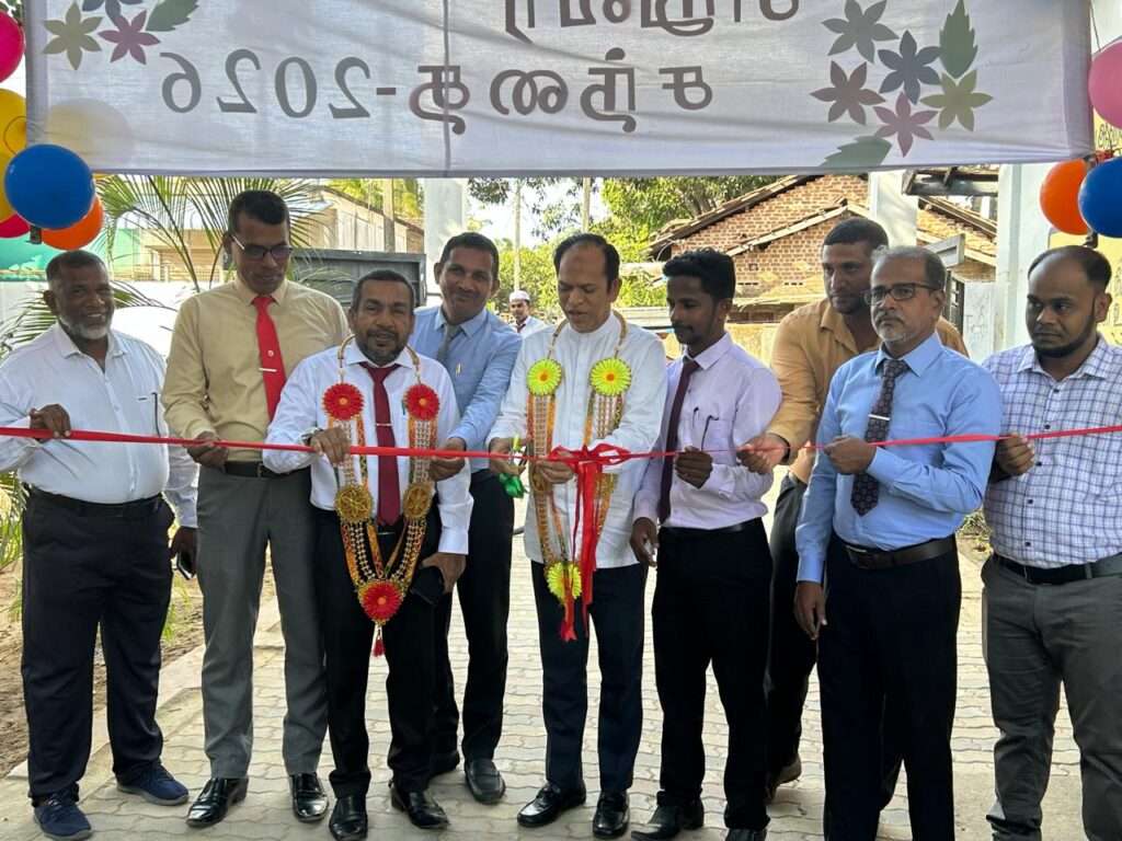 கலாநிதி ஹிஸ்புல்லாஹ் சந்தையைத் திறந்துவைத்தபோதுர்