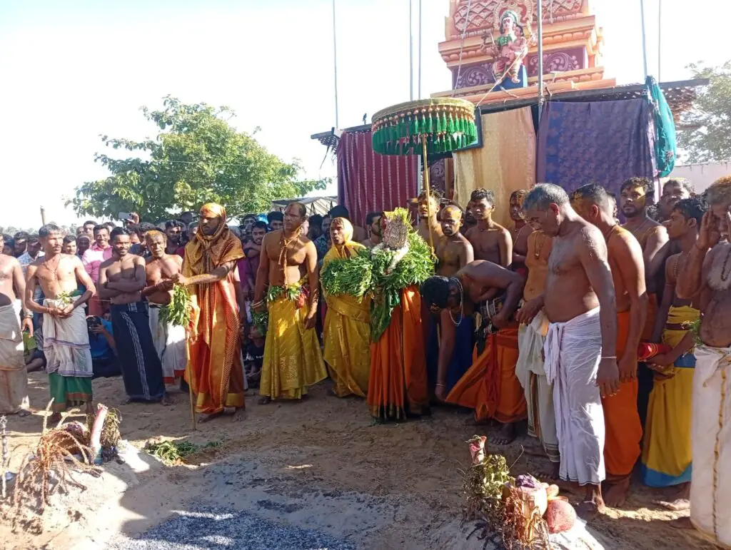 மட்டக்களப்பு துறைநீலாவணை ஸ்ரீ முத்துமாரி அம்மன் வருடாந்த உற்சவத்தின் தீமிதிப்பு