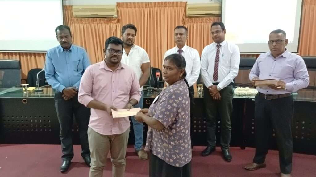 மட்டக்களப்பில் வீட்டுத் திட்ட பயனாளிகள் 55 பேருக்கு நிதி உதவி