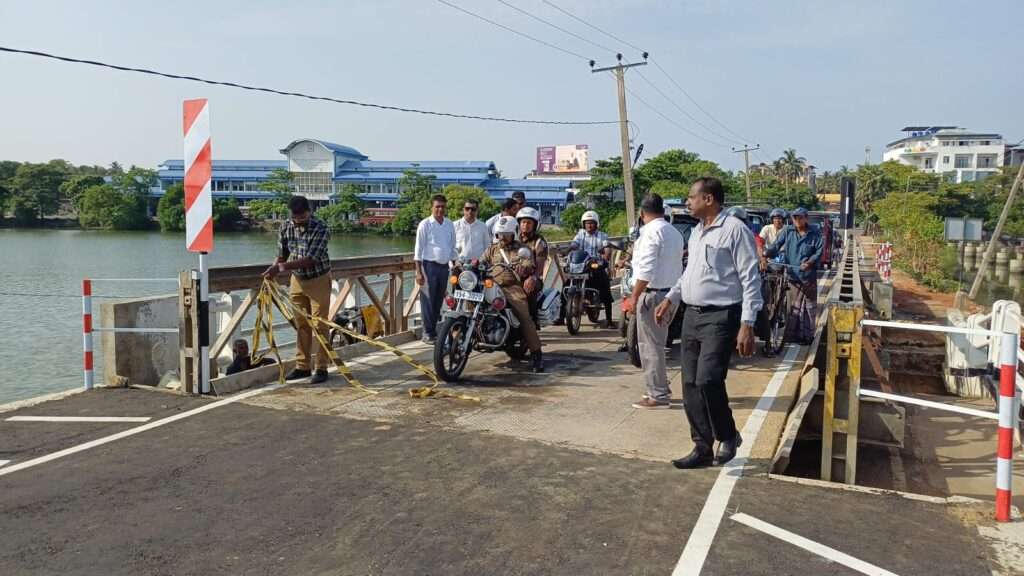 இரண்டாகப் பிளந்த மட்டக்களப்பு புதுப்பாலம் இன்று திறப்பு