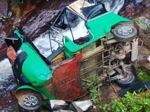 மஸ்கெலியா நல்லதண்ணி மோகினி அருவியில் ஓட்டோ விபத்து