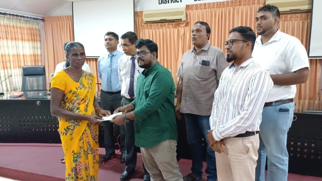 மட்டக்களப்பில் வீடுகளைப் புனரமைக்க நிதியுதவி வழங்கல்