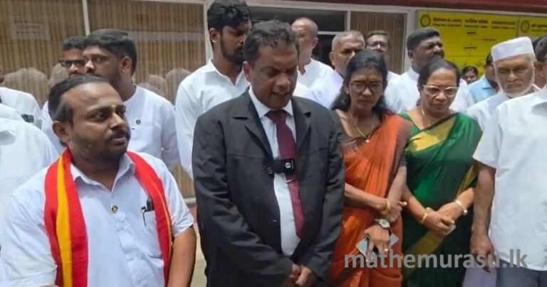 யாழ். மாநகர சபை உறுப்பினர்கள் போராட்டம்