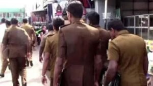 பொதுச் சுகாதாரப் பரிசோதகர்கள் வேலை நிறுத்தம் செய்துவருகின்றனர். பொதுச் சுகாதார பரிசோதகர்கள் சங்கம் இன்று (24) காலை 8.00 மணி முதல் நாடளாவிய ரீதியில் தொடர்ச்சியான தொழிற்சங்க நடவடிக்கையில் ஈடுபடுகிறது.