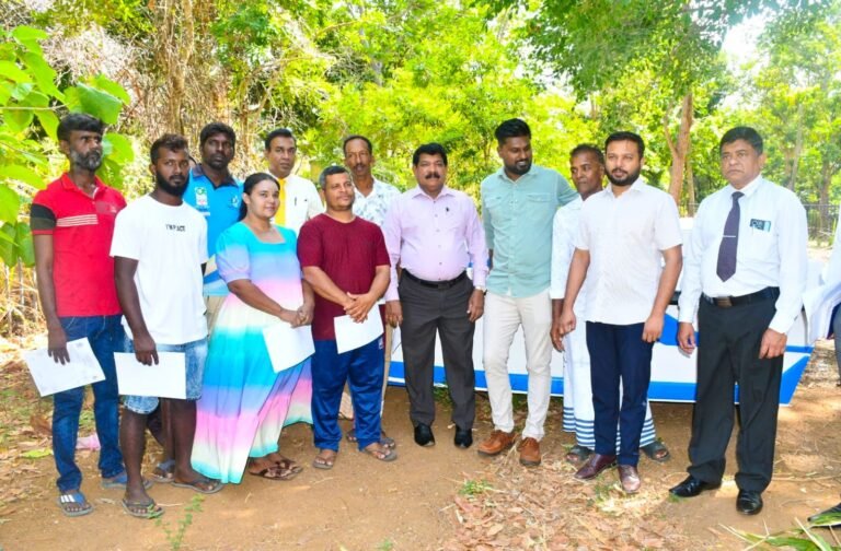 திருகோணமலை மீனவர்களுக்கு 19 மீன்பிடிப் படகுகள்