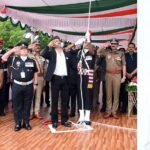 கோட்டையில் சுதந்திரக் கொடியை ஏற்றினார் விஜய்