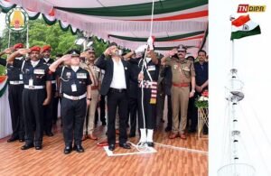 கோட்டையில் சுதந்திரக் கொடியை ஏற்றினார் விஜய்