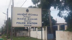 மோட்டார் சைக்கிள் சக்கரத்தில் ஆடை சிக்கி பல்கலைக்கழக மாணவி பலி!