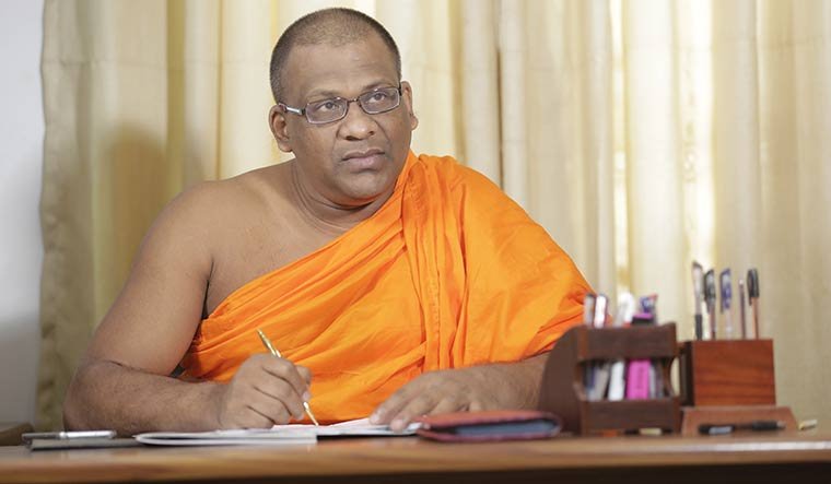 சிறையில் காவி உடையைக் களைந்த ஞானசார தேரர்