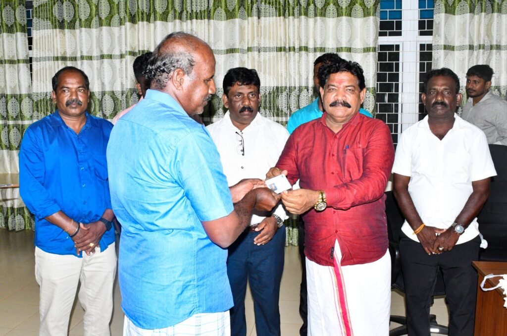 கிளிநொச்சியில் 19 மீனவர்களுக்கு மானிய அடிப்படையில் படகுகள்!