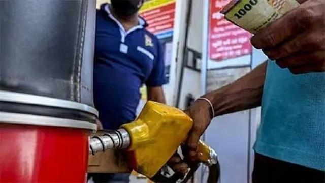 எரிபொருள் நிரப்பு நிலையங்களில் நீண்ட வரிசை!