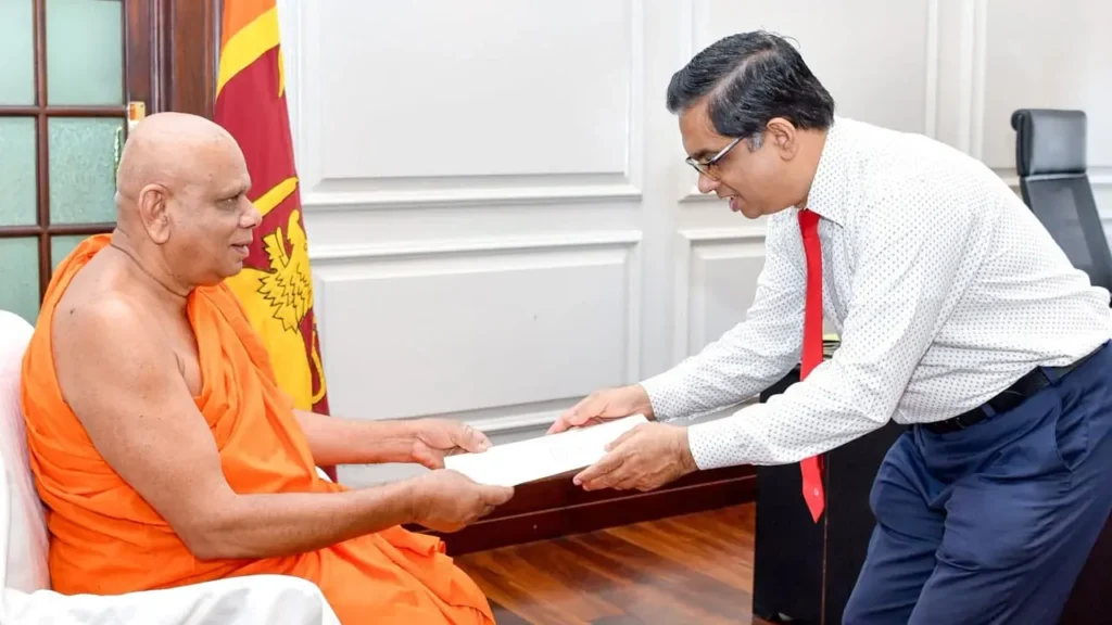 சபரகமுவை பல்கலையின் புதிய வேந்தராக சிரேஷ்ட பேராசிரியர் கல்லேல்லே சுமனசிறி தேரர்